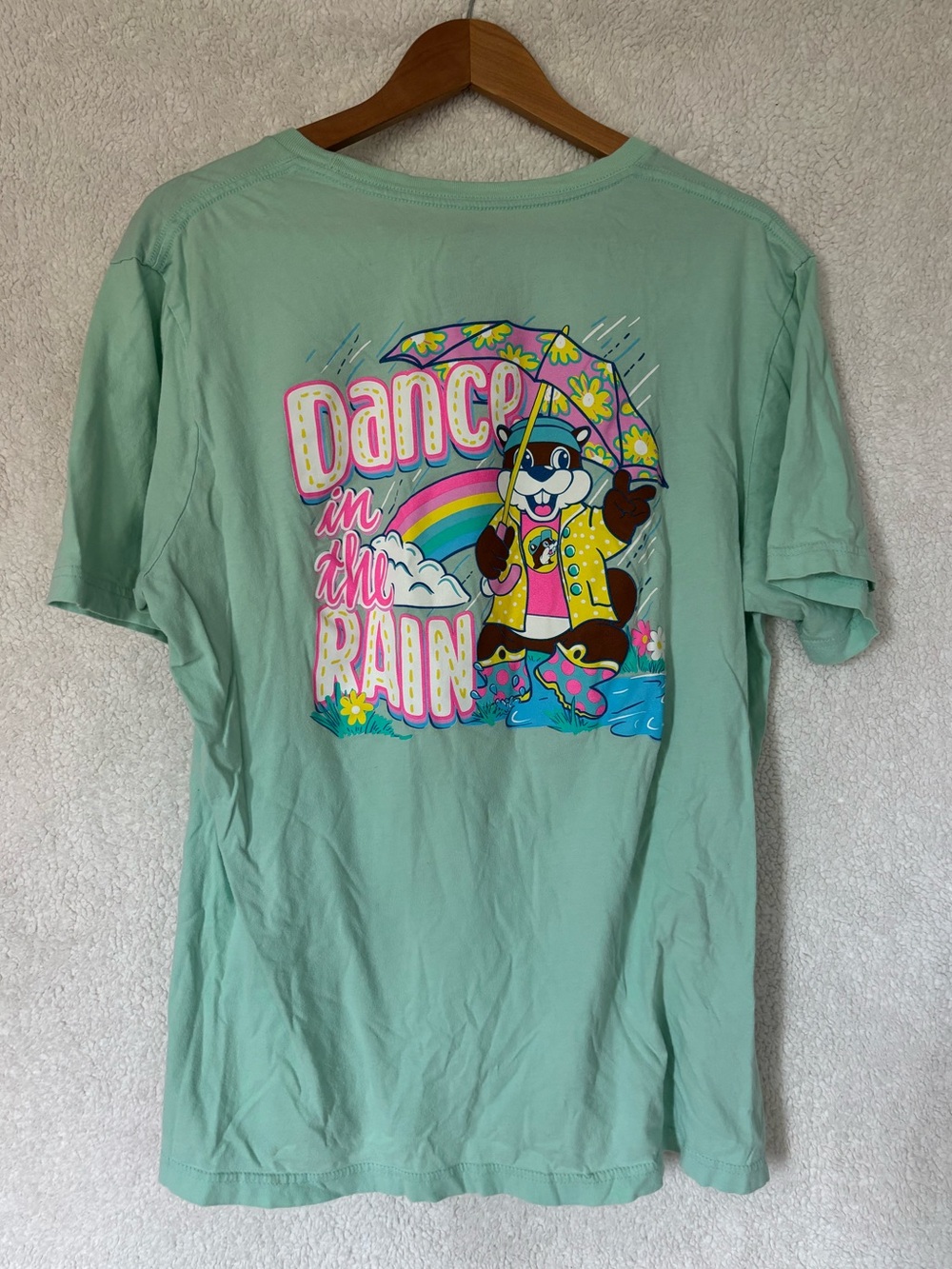 Buc-ee’s Dancing in the Rain Sunshine  Umbrella Rainbow T-Shirt – XL